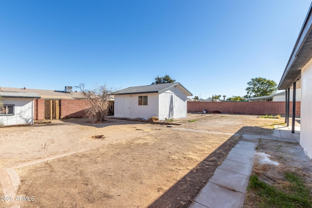 view of yard featuring a storage shed