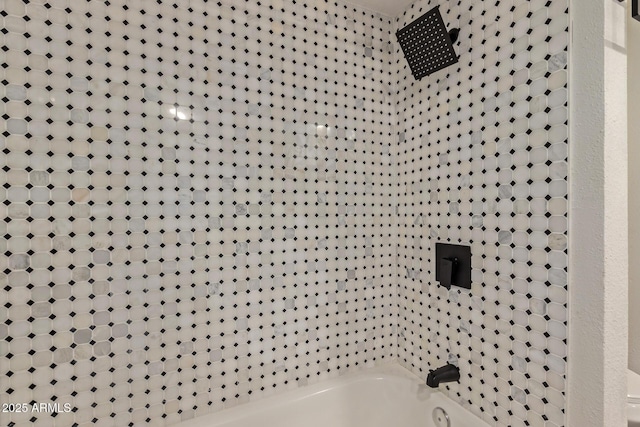 room details featuring tiled shower / bath combo