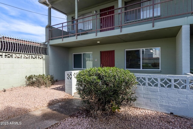 property entrance featuring a balcony