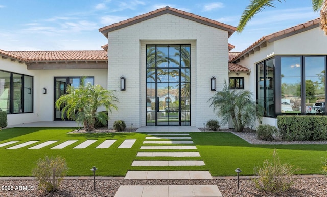 rear view of house featuring a lawn