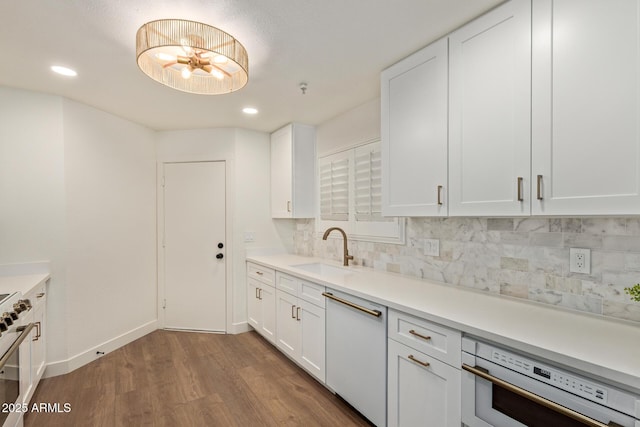 7710 E Gainey Ranch Rd Unit 142, Scottsdale, AZ 85258 - kitchen featuring a sink, white appliances, wood finished floors, white cabinetry, and recessed lighting