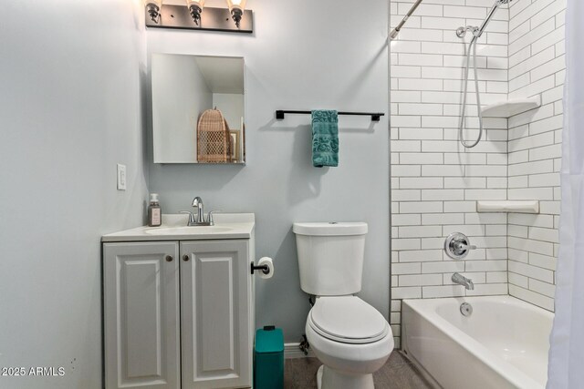 6739 N 16th St Unit 14, Phoenix, AZ 85016 - full bath featuring vanity and shower / tub combo with curtain