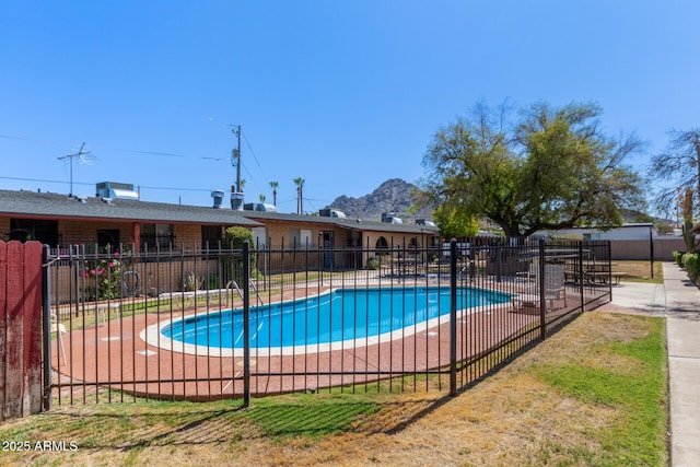 6739 N 16th St Unit 14, Phoenix, AZ 85016 - view of swimming pool featuring a mountain view