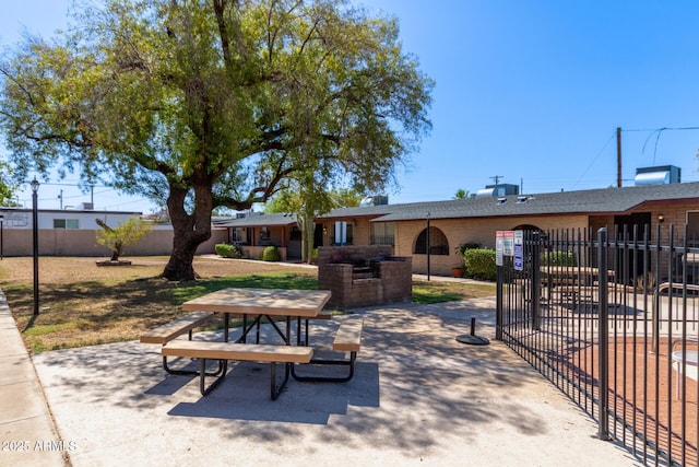 6739 N 16th St Unit 14, Phoenix, AZ 85016 - surrounding community featuring a patio and outdoor dining space