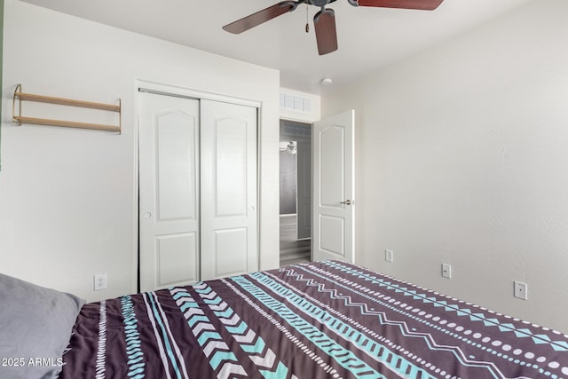 unfurnished bedroom featuring ceiling fan and a closet