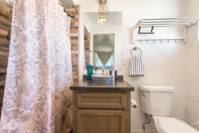 full bath with a shower with shower curtain, vanity, and toilet