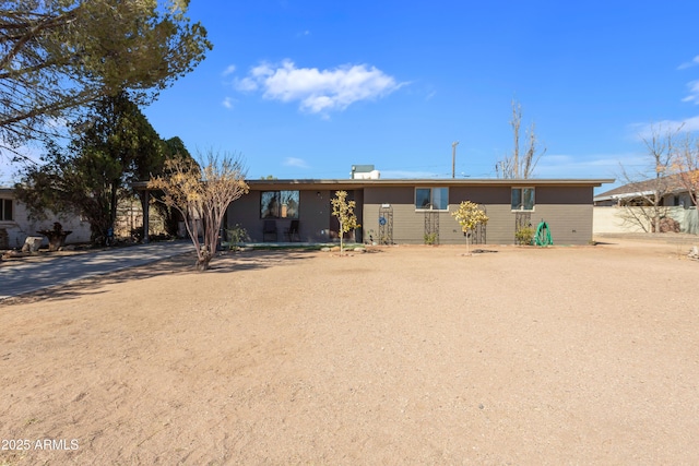 single story home with driveway