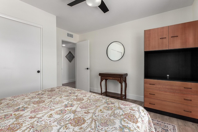 5211 E Winchcomb Dr, Scottsdale, AZ 85254 - bedroom featuring light wood finished floors, a ceiling fan, and a closet