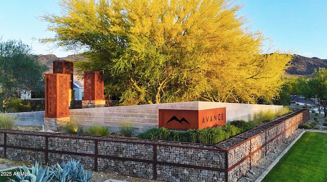 community / neighborhood sign featuring a mountain view