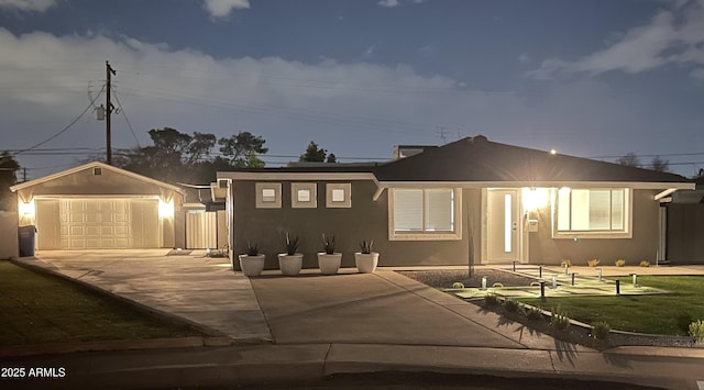 view of front facade featuring a front lawn