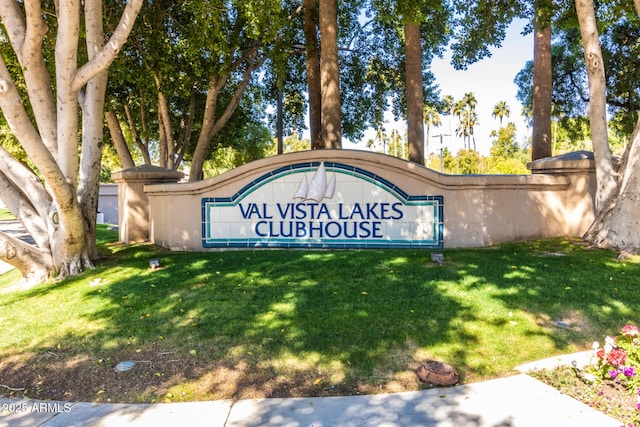 community sign featuring a lawn