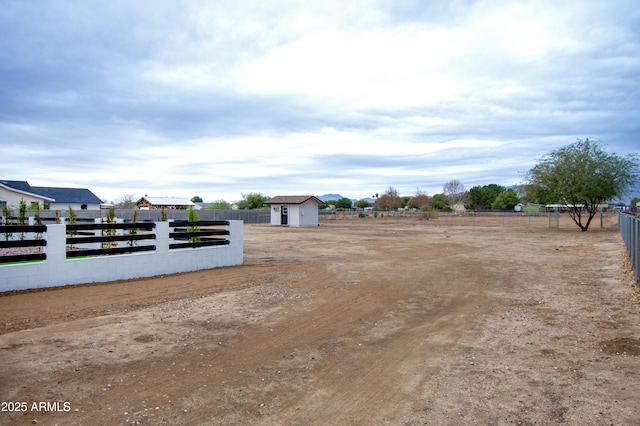 view of yard featuring a storage unit