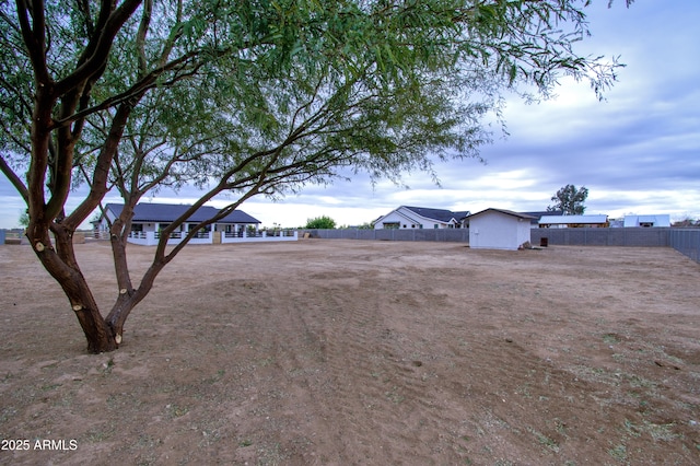 view of yard featuring a shed