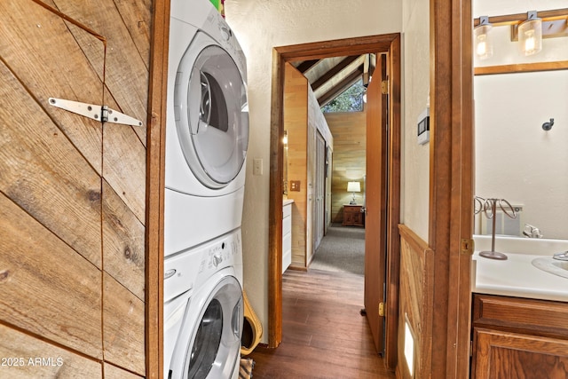 4511 N Ponderosa Dr, Pine, AZ 85544 - laundry room featuring stacked washer / dryer and wood-type flooring