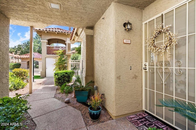 view of exterior entry featuring stucco siding