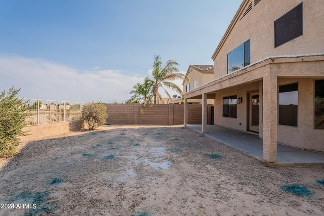 view of yard featuring a patio