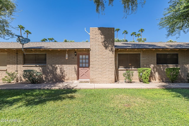 exterior space featuring a front yard