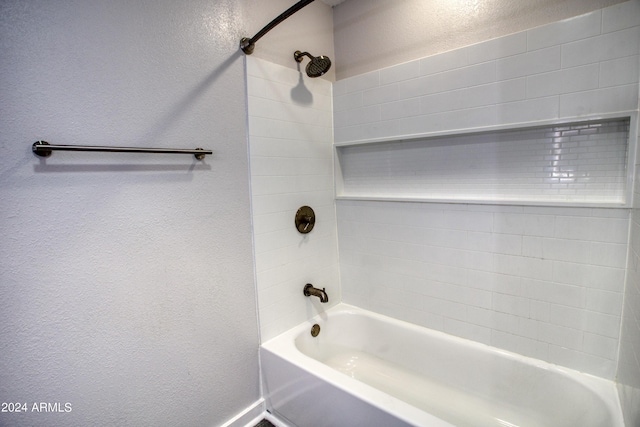 bathroom with tiled shower / bath combo