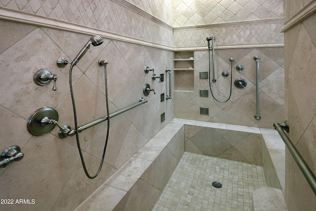 bathroom featuring a tile shower