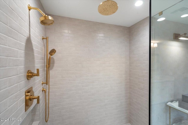 bathroom featuring tiled shower