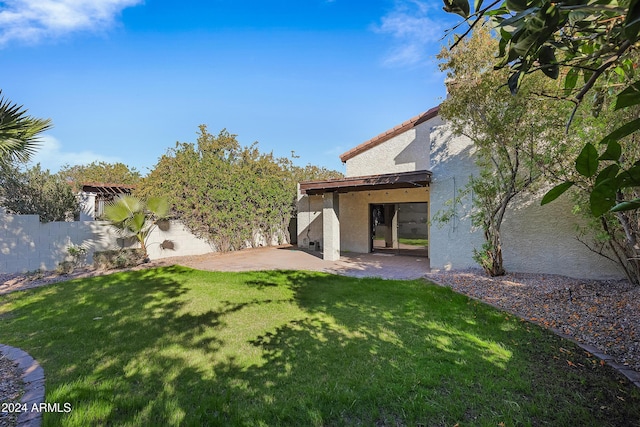 view of yard featuring a patio