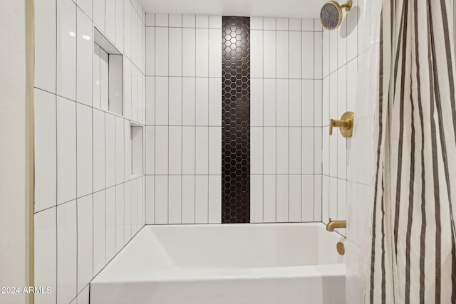 bathroom with tiled shower / bath combo