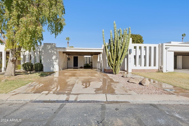 view of front of house featuring a carport