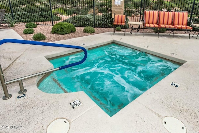 view of pool featuring an in ground hot tub