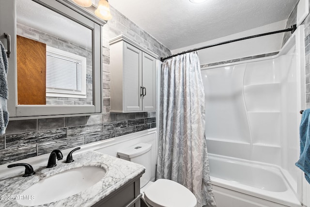 3219 N Pinewood Dr, Pine, AZ 85544 - bathroom featuring shower / bath combo, vanity, a textured ceiling, toilet, and backsplash
