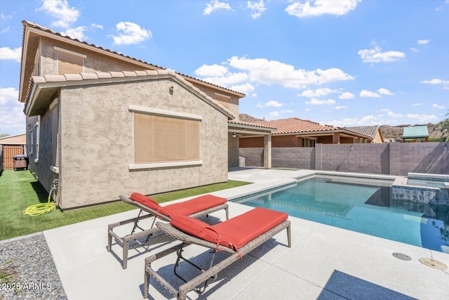 10417 W Alyssa Ln, Peoria, AZ 85383 - view of swimming pool with a patio, a fenced backyard, and a pool with connected hot tub