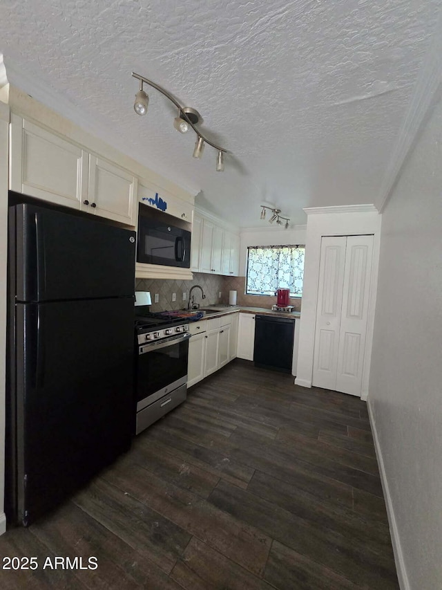 4224 N 12th St Unit 108, Phoenix, AZ 85014 - kitchen with black appliances, white cabinetry, dark wood finished floors, backsplash, and a textured ceiling