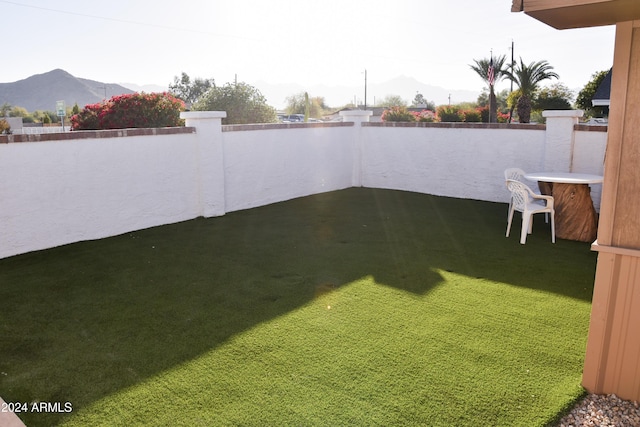 view of yard featuring a mountain view