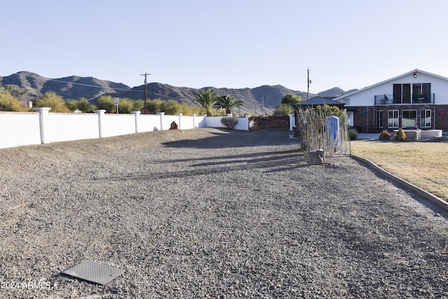 view of yard with a mountain view