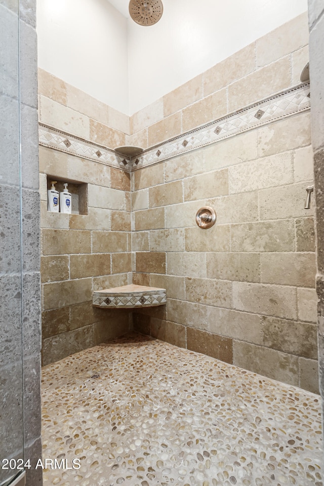 bathroom featuring a tile shower