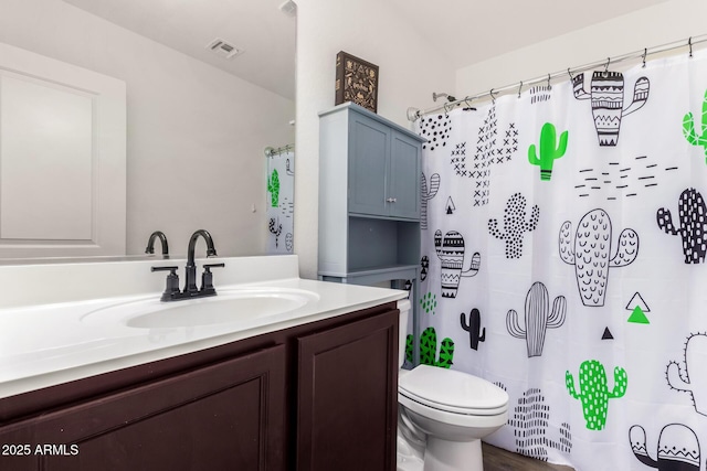 full bathroom with toilet, curtained shower, visible vents, and vanity