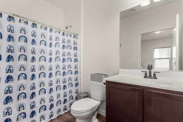 full bathroom featuring toilet, wood finished floors, vanity, visible vents, and a shower with curtain