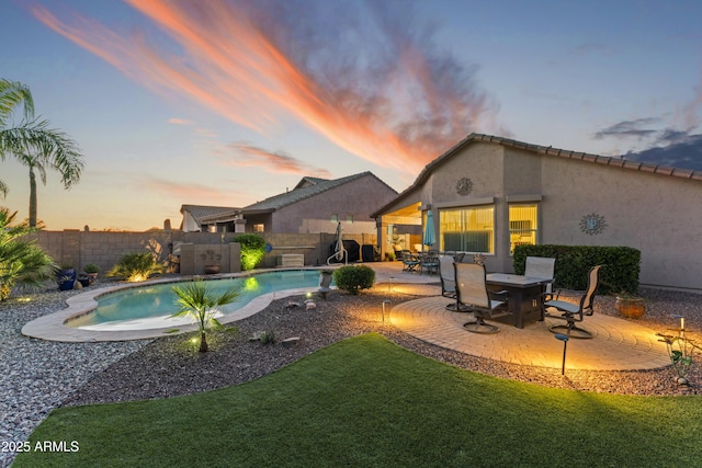10333 E Gold Nugget Ct, Gold Canyon, AZ 85118 - pool at dusk featuring a patio area