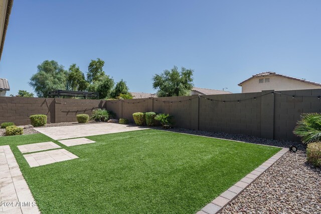 view of yard featuring a patio area