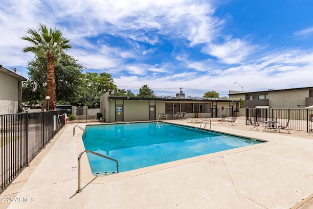 6767 N 7th St Unit 230, Phoenix, AZ 85014 - community pool with a patio area