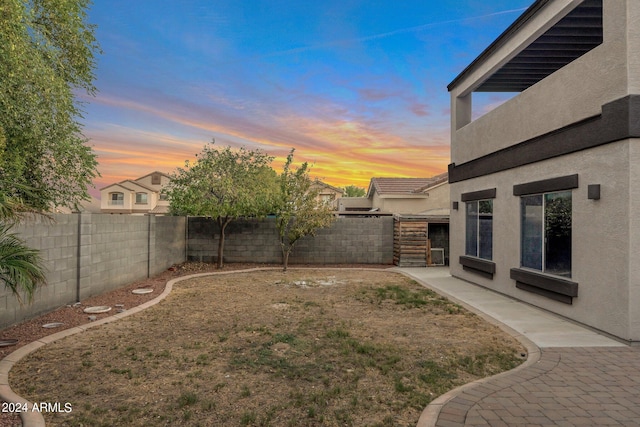 view of yard at dusk