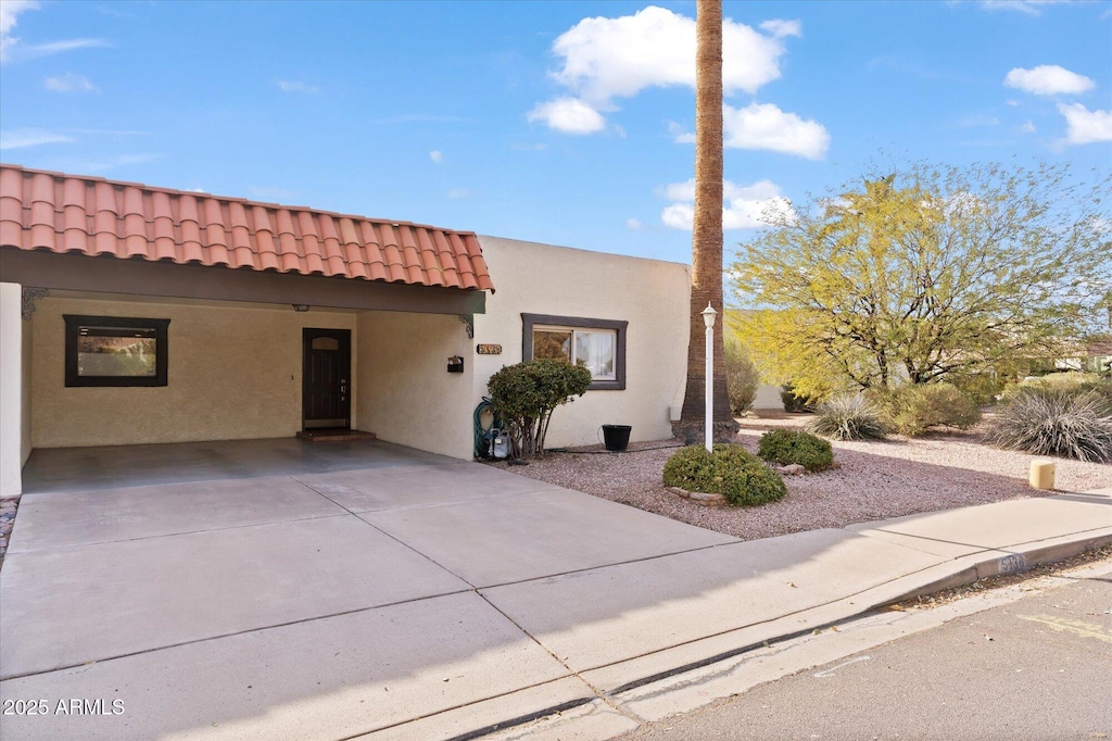 view of front facade featuring a carport