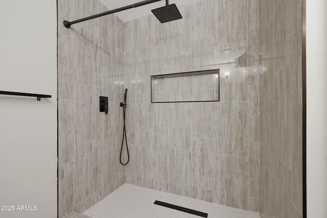 bathroom featuring a tile shower