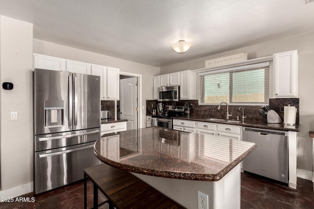 634 W Aviary Way, Gilbert, AZ 85233 - kitchen featuring stainless steel appliances, a sink, tasteful backsplash, a kitchen island, and white cabinetry