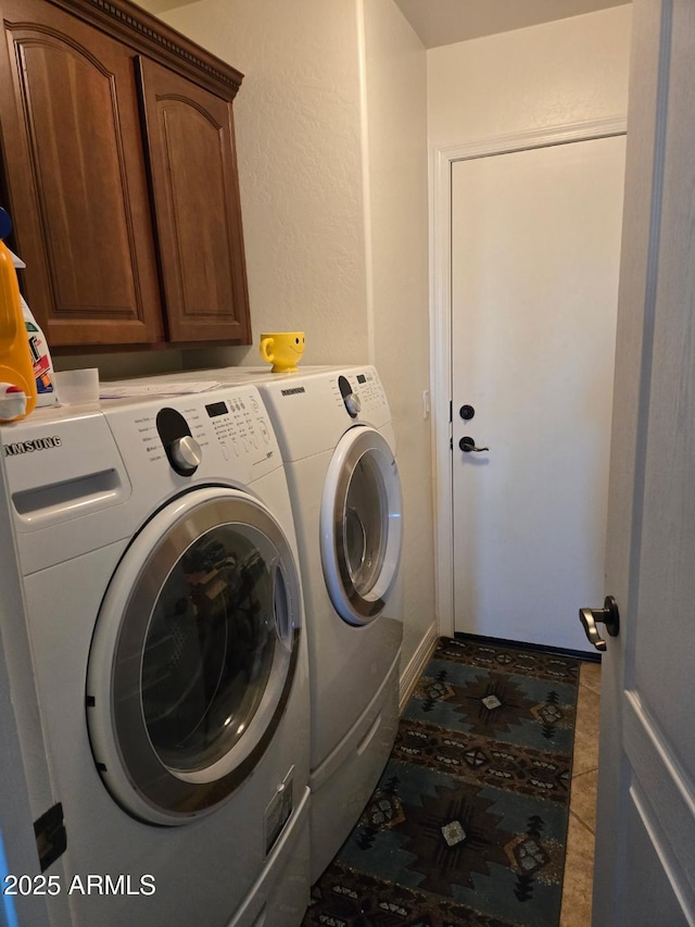 laundry room with cabinets and independent washer and dryer