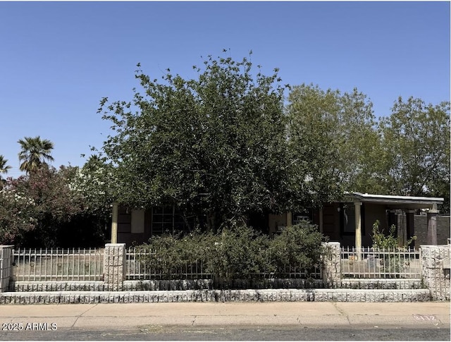 3112 W Taylor St, Phoenix, AZ 85009 - view of front facade featuring a fenced front yard