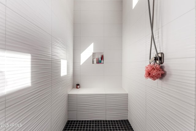 bathroom featuring a tile shower