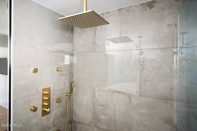 7508 N 13th Ave, Phoenix, AZ 85021 - bathroom featuring a tile shower
