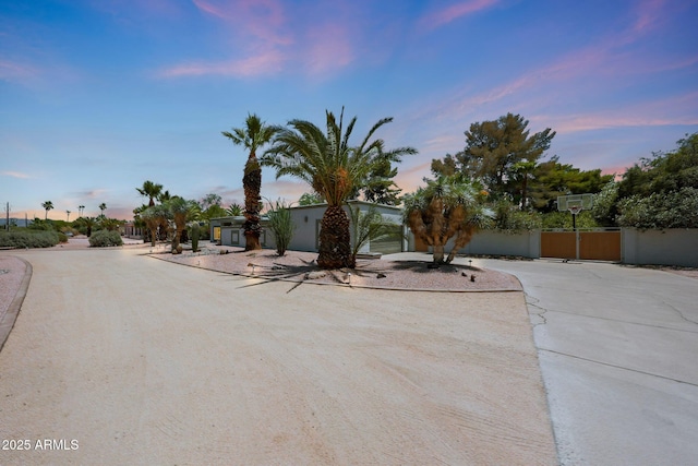 6911 E Thunderbird Rd, Scottsdale, AZ 85254 - view of front facade featuring curved driveway