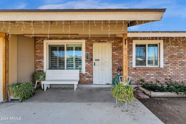 doorway to property with covered porch