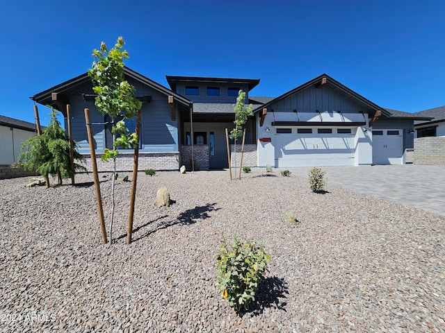 view of front facade featuring a garage